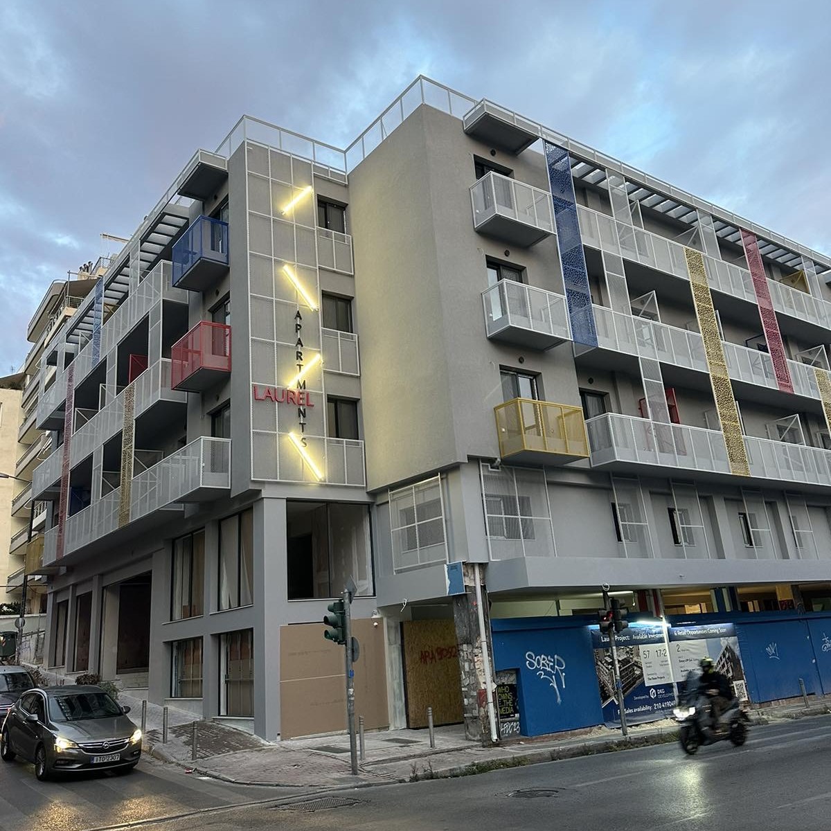 Κεντρική όψη του κτιρίου επί της οδού Ευριπίδου στο κέντρο του Πειραία